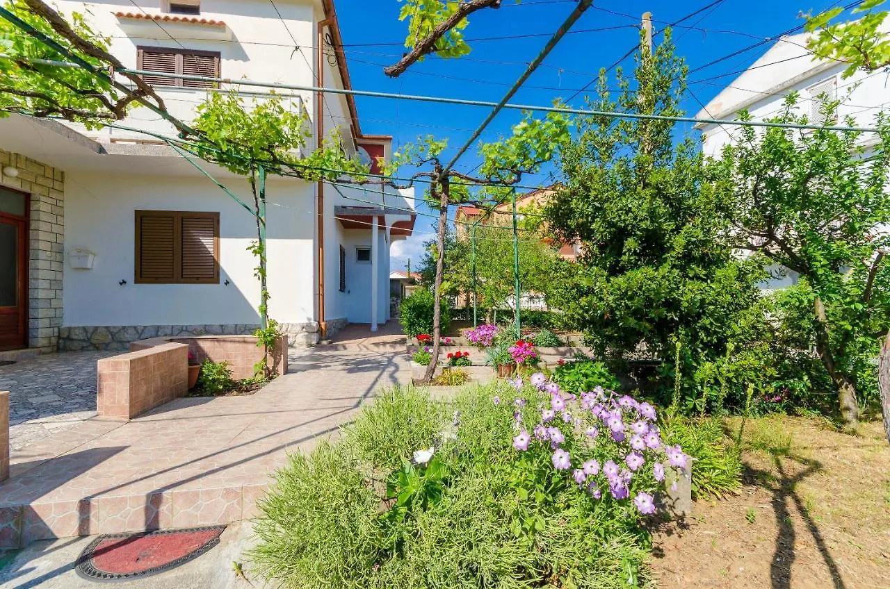 Apartments Anica F Lopar 0*,