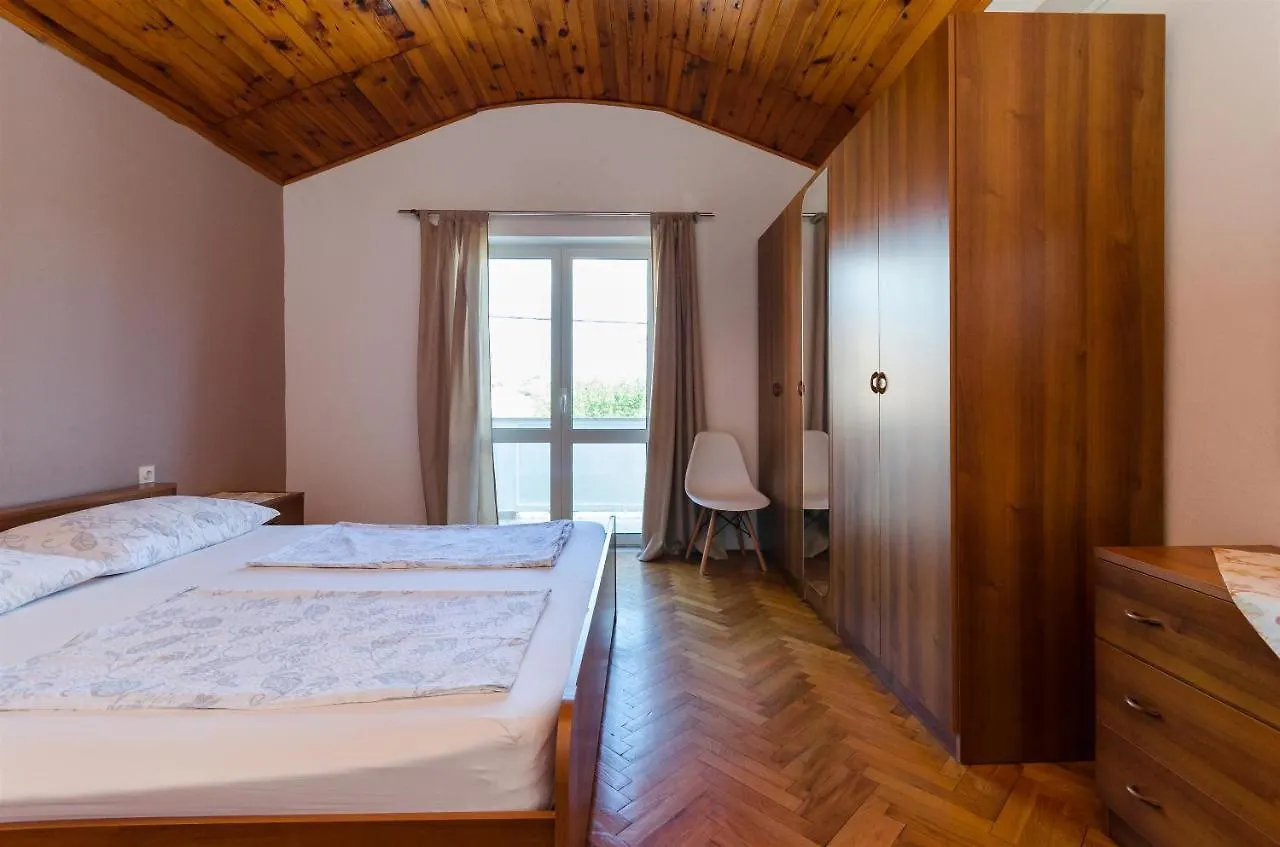 Apartments Anica F Lopar