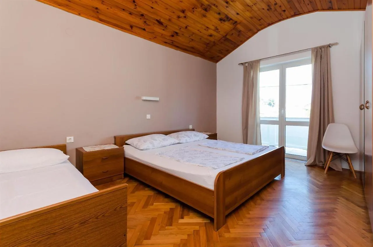 Apartments Anica F Lopar