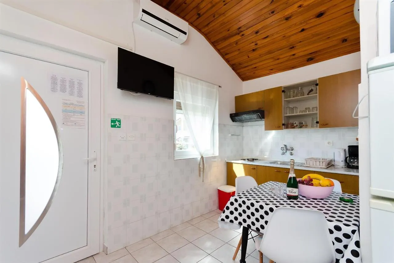 Apartments Anica F Lopar 0*,